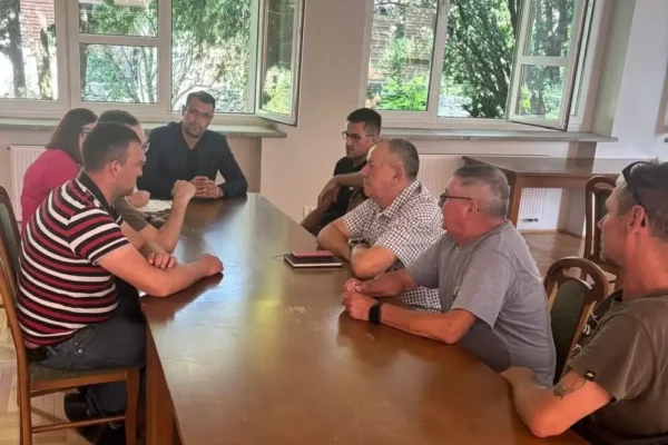 Przyducha ryb na Jeziorze Wielkim – szybka akcja służb i wędkarzy
