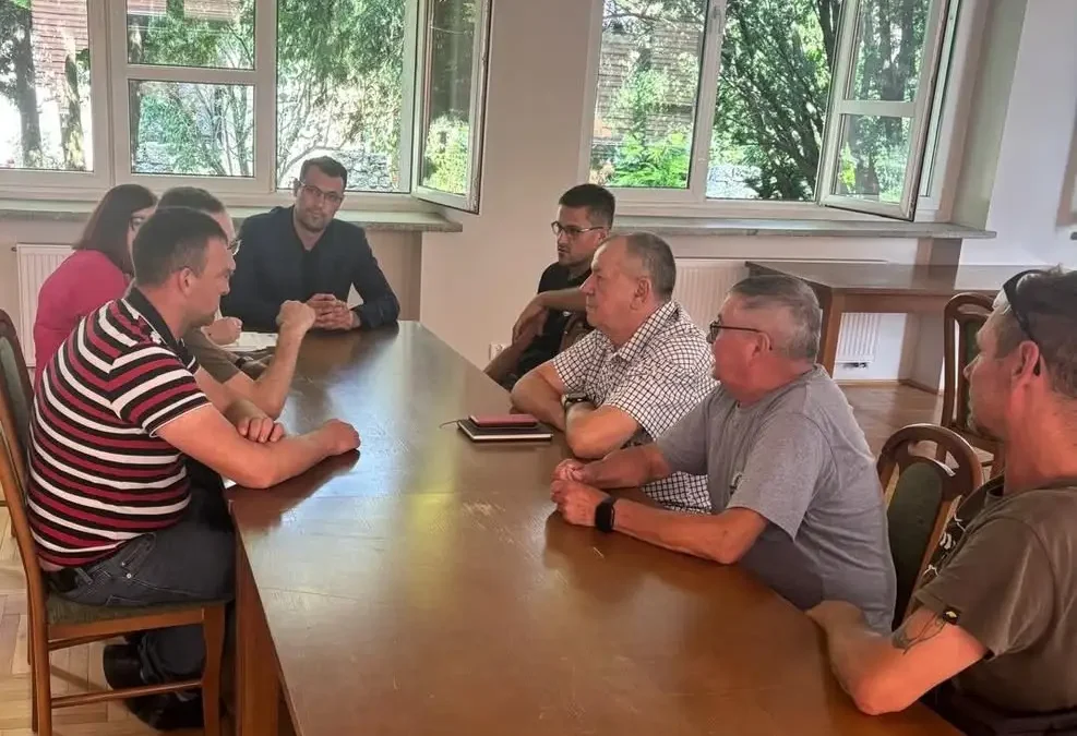 Przyducha ryb na Jeziorze Wielkim – szybka akcja służb i wędkarzy