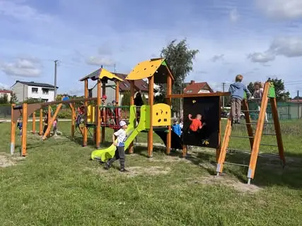 Gmina Kaźmierz doposaża place zabaw – nowe zestawy już w Kaźmierzu