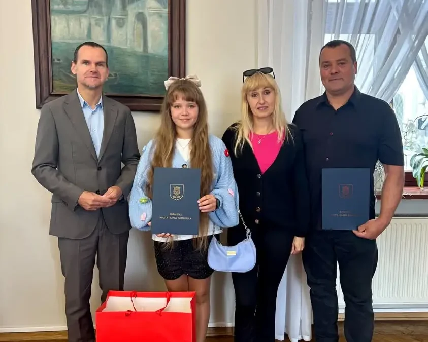 Burmistrz Szamotuł uhonorował utalentowaną uczennicę Zuzannę Sobkowiak