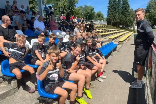 Młodzi piłkarze z Obrzycka uhonorowali legendy Sparty Szamotuły