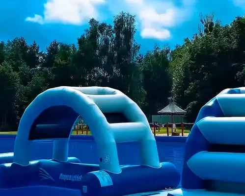 Bezpłatne atrakcje na basenie letnim w Szamotułach – tor wodny, animacje i dmuchańce