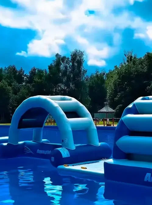 Bezpłatne atrakcje na basenie letnim w Szamotułach – tor wodny, animacje i dmuchańce