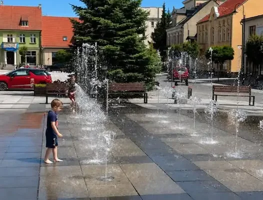 Kurtyny wodne na ulicy Dworcowej i Rynku w Szamotułach – ochłoda podczas upałów