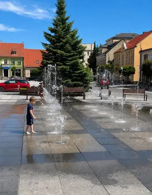 Kurtyny wodne na ulicy Dworcowej i Rynku w Szamotułach – ochłoda podczas upałów
