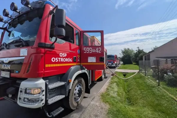 Pożar poddasza w Zapuście. Strażacy z Ostroroga i Szamotuł w akcji