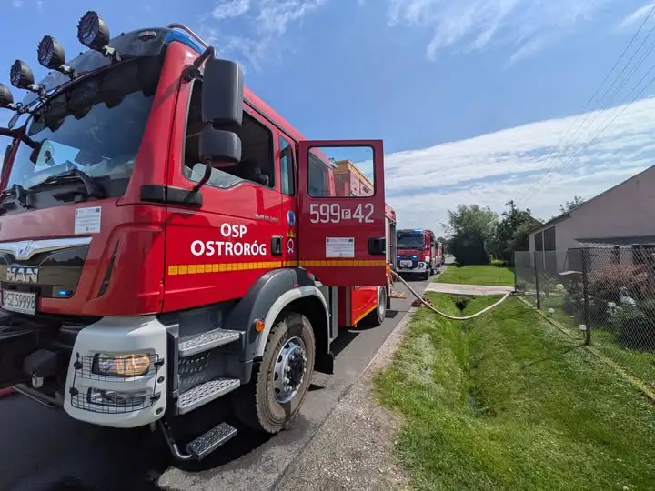 Pożar poddasza w Zapuście. Strażacy z Ostroroga i Szamotuł w akcji
