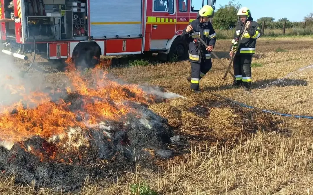Pożar balota w Binino – strażacy z Ostroroga i Binino w akcji