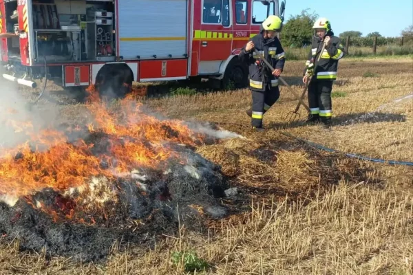 Pożar balota w Binino – strażacy z Ostroroga i Binino w akcji