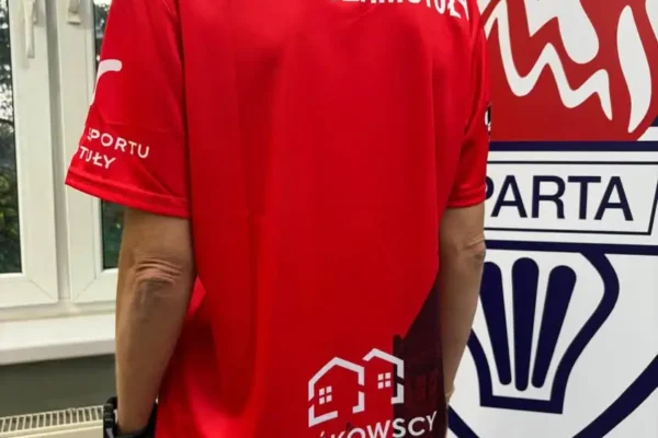 Nowe koszulki klubu Sparta Szamotuły już dostępne – wsparcie kibiców w cenie 100 zł