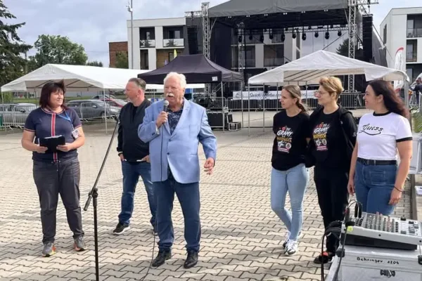 Ponad 70 rowerzystów w sztafecie charytatywnej podczas Święta Chleba i Sera w Kaźmierzu