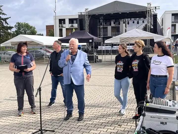 Ponad 70 rowerzystów w sztafecie charytatywnej podczas Święta Chleba i Sera w Kaźmierzu