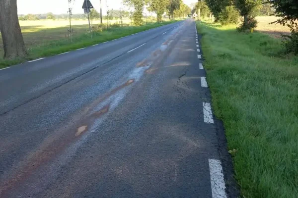 Ostroróg: Strażacy neutralizują plamę ropopochodną na drodze Szczepankowo-Karolewo