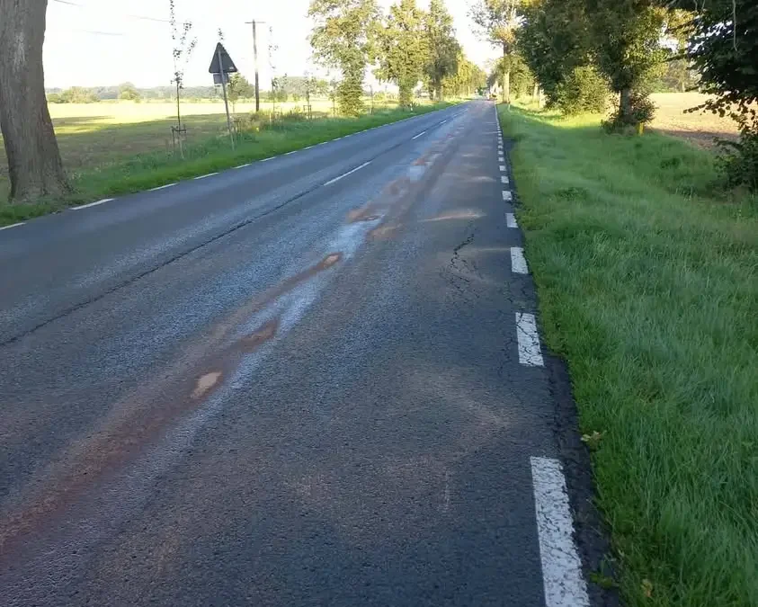 Ostroróg: Strażacy neutralizują plamę ropopochodną na drodze Szczepankowo-Karolewo