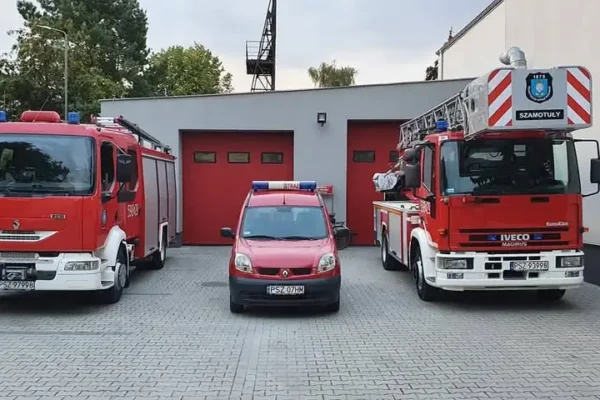 Mutowo: drzewo na drodze — interwencja strażaków z OSP Szamotuły
