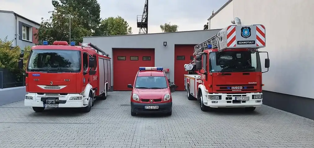 Mutowo: drzewo na drodze — interwencja strażaków z OSP Szamotuły