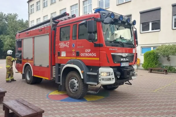 Próbna ewakuacja w Szkole Podstawowej w Ostrorogu z udziałem OSP