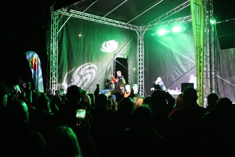 Rapowe pożegnanie lata w Kaźmierzu – Peja i Slums Attack na scenie