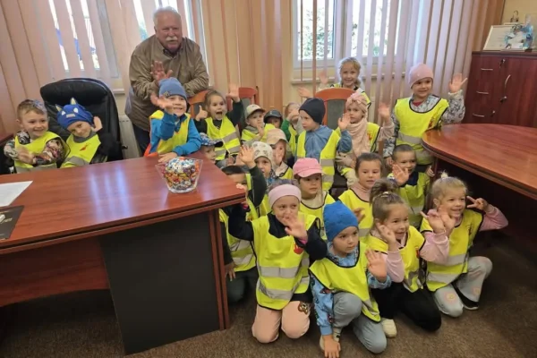 Przedszkolaki z Kaźmierza odwiedziły Urząd Gminy