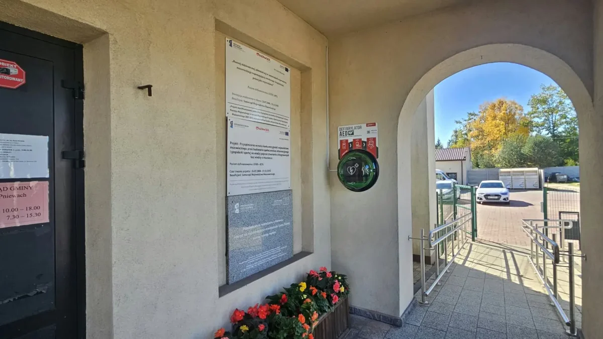 Gmina Pniewy inwestuje w bezpieczeństwo – defibrylatory AED w szkołach, strażnicach i urzędzie