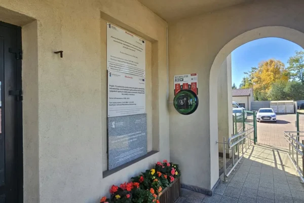 Gmina Pniewy inwestuje w bezpieczeństwo – defibrylatory AED w szkołach, strażnicach i urzędzie