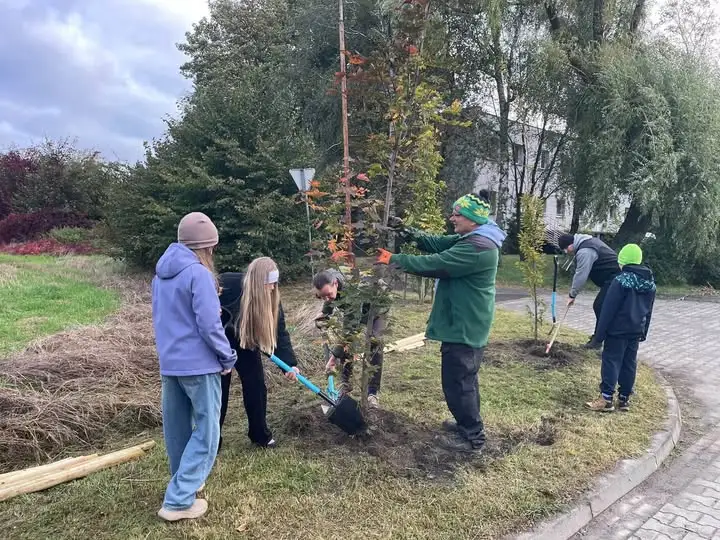 Światowy Dzień Drzewa w gminie Szamotuły – nowe nasadzenia i ekologiczne inicjatywy