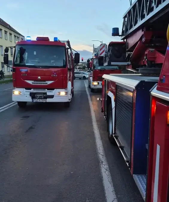 Pożar budynku mieszkalnego w Szamotułach — interwencja strażaków OSP