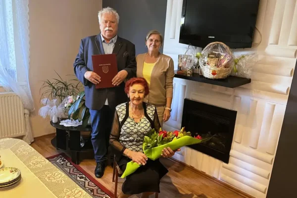 Pani Sabina Wandelt z Radzyn obchodziła 90. urodziny. Wójt Kaźmierza złożył życzenia