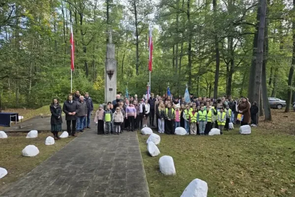 Ziemia z Lasu Bytyńskiego trafiła na Cmentarz-Mauzoleum w Palmirach