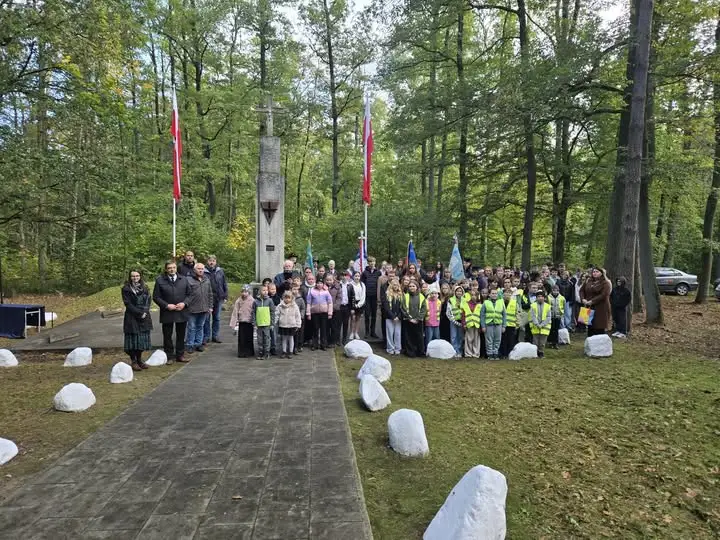 Ziemia z Lasu Bytyńskiego trafiła na Cmentarz-Mauzoleum w Palmirach