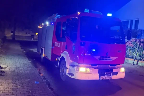 Pożar budynku mieszkalnego w Szamotułach – nocna akcja strażaków