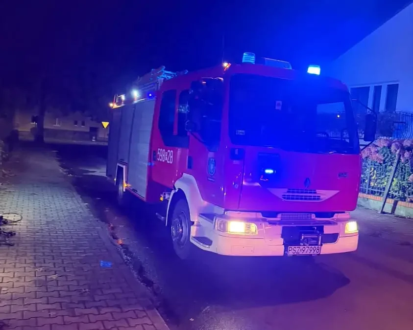 Pożar budynku mieszkalnego w Szamotułach – nocna akcja strażaków